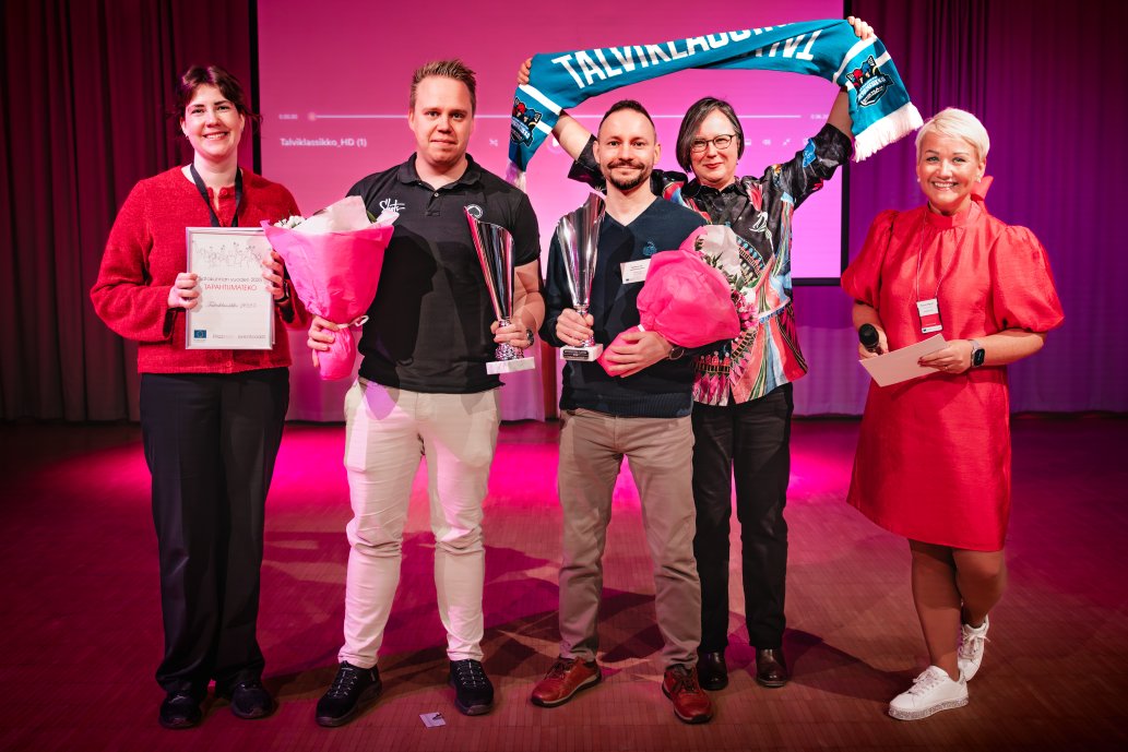 Kuvassa Uutta osaamista -hankkeen projektipäällikkö Una Harnett, Porin Ässien liiketoimintajohtaja Niklas Ikonen, Rauman Lukon tapahtuma- ja kehitysjohtaja Sasu Eronen, Eventcoast-klusterin kehittämispäällikkö sekä Eventgrow-hankkeen asiantuntija Kaisa Löfgren. Kuva: Jaakko Viljanen, Crowbear Creative Agency